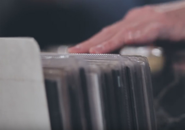 Video aus Presswerk: Wie Vinyl-Schallplatten hergestellt werden